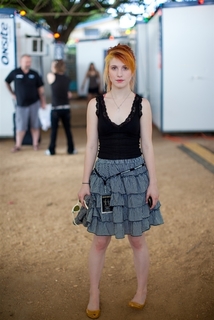 Hayley Williams feet photo thumbnail