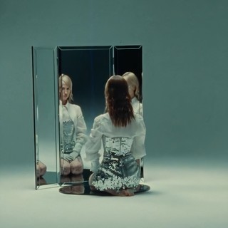 Hayley Williams feet photo thumbnail