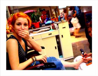 Hayley Williams feet photo thumbnail