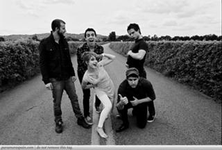 Hayley Williams feet photo thumbnail