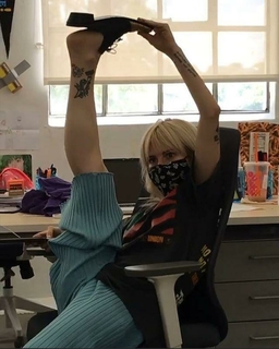 Hayley Williams feet photo thumbnail
