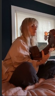 Hayley Williams feet photo thumbnail