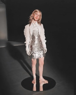 Hayley Williams feet photo thumbnail