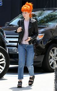 Hayley Williams feet photo thumbnail