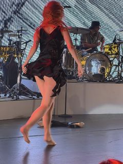 Hayley Williams feet photo thumbnail