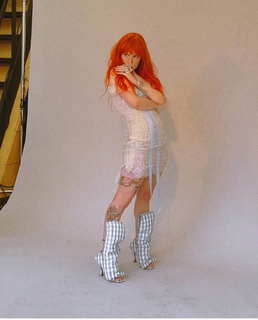 Hayley Williams feet photo thumbnail