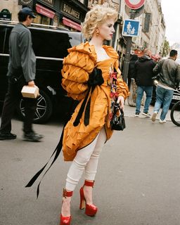 Hayley Williams feet photo thumbnail
