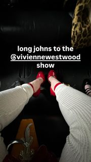 Hayley Williams feet photo thumbnail