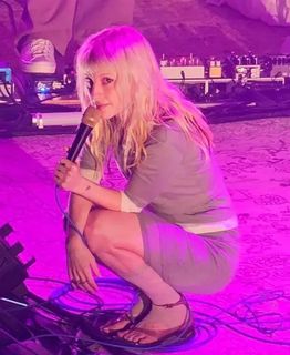 Hayley Williams feet photo 1