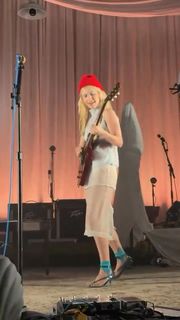 Hayley Williams feet photo 15