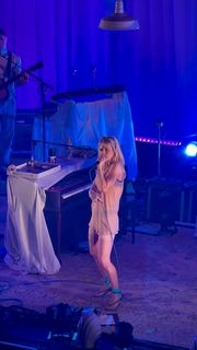Hayley Williams feet photo 5
