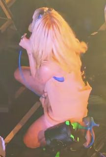 Hayley Williams feet photo 3