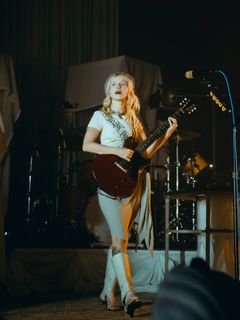 Hayley Williams feet photo 2