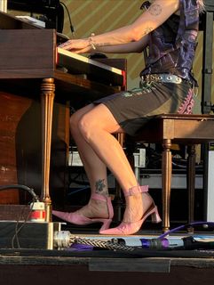 Hayley Williams feet photo 3