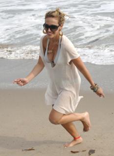 Haylie Duff feet photo thumbnail