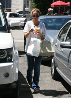 Haylie Duff feet photo thumbnail
