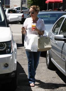 Haylie Duff feet photo thumbnail