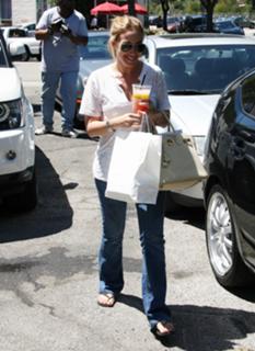 Haylie Duff feet photo thumbnail
