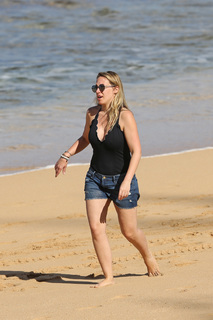 Haylie Duff feet photo thumbnail