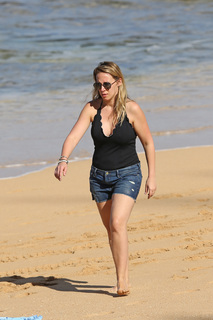 Haylie Duff feet photo thumbnail