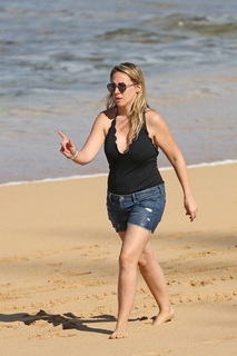 Haylie Duff feet photo thumbnail