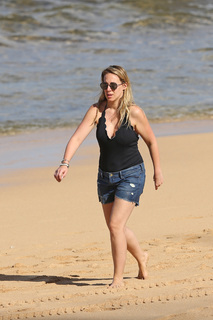 Haylie Duff feet photo thumbnail