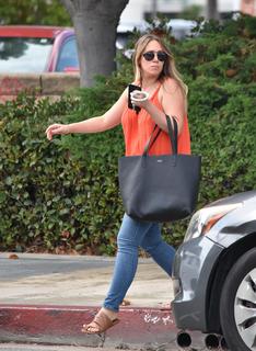 Haylie Duff feet photo thumbnail