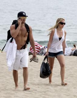 Haylie Duff feet photo thumbnail