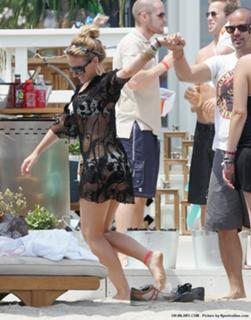 Haylie Duff feet photo thumbnail