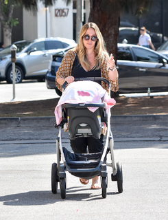Haylie Duff feet photo thumbnail