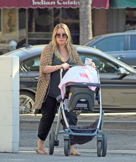 Haylie Duff feet photo thumbnail
