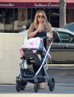 Haylie Duff feet photo thumbnail