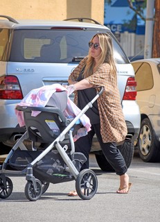 Haylie Duff feet photo thumbnail