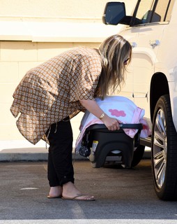 Haylie Duff feet photo thumbnail