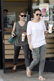 Haylie Duff feet photo thumbnail