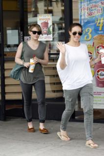 Haylie Duff feet photo thumbnail