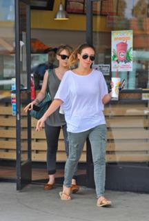 Haylie Duff feet photo thumbnail