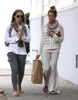 Haylie Duff feet photo thumbnail