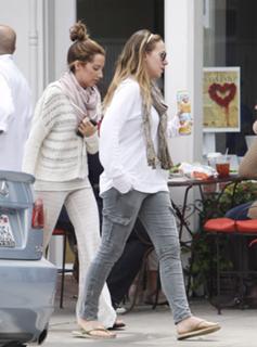 Haylie Duff feet photo thumbnail