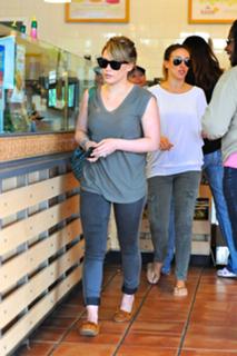 Haylie Duff feet photo thumbnail
