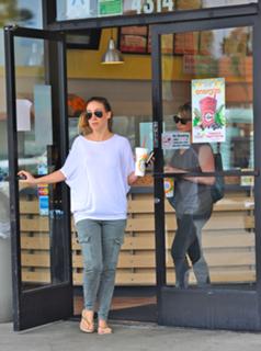 Haylie Duff feet photo thumbnail