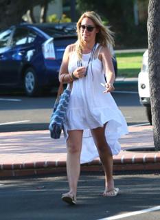 Haylie Duff feet photo thumbnail