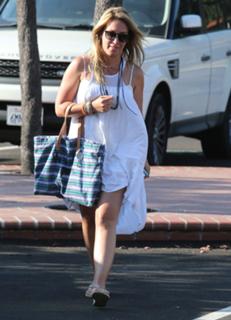 Haylie Duff feet photo thumbnail