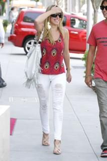 Haylie Duff feet photo thumbnail
