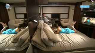 Hazal Kaya feet photo thumbnail