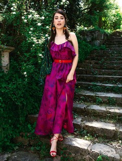 Hazal Kaya feet photo thumbnail