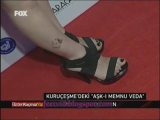 Hazal Kaya feet photo thumbnail