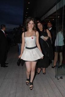 Hazal Kaya feet photo thumbnail