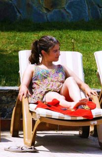 Hazal Kaya feet photo thumbnail