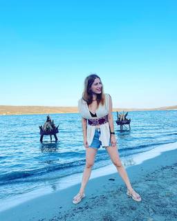 Hazal Kaya feet photo thumbnail